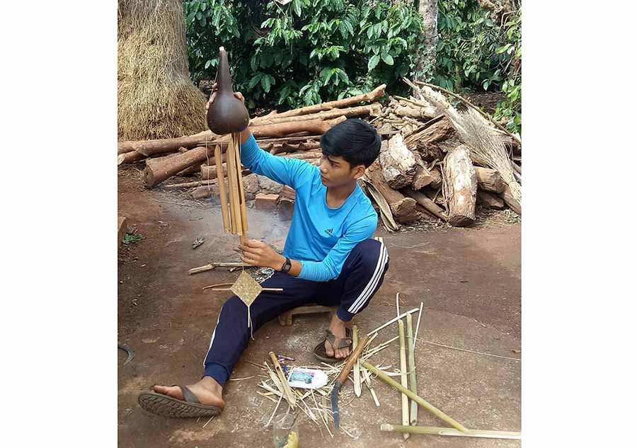 Rơ Châm Toàn đang hoàn thành một chiếc bầu hồ lô chuông gió. Ảnh: K.H  Rơ Châm Toàn đang hoàn thành một chiếc bầu hồ lô chuông gió. Ảnh: K.H