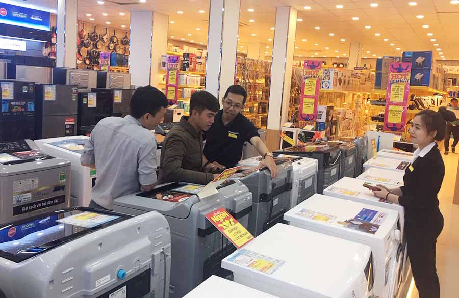 Khách mua hàng tại Siêu thị Điện máy Xanh (279 Nguyễn Tất Thành, TP. Pleiku). Ảnh: V.T