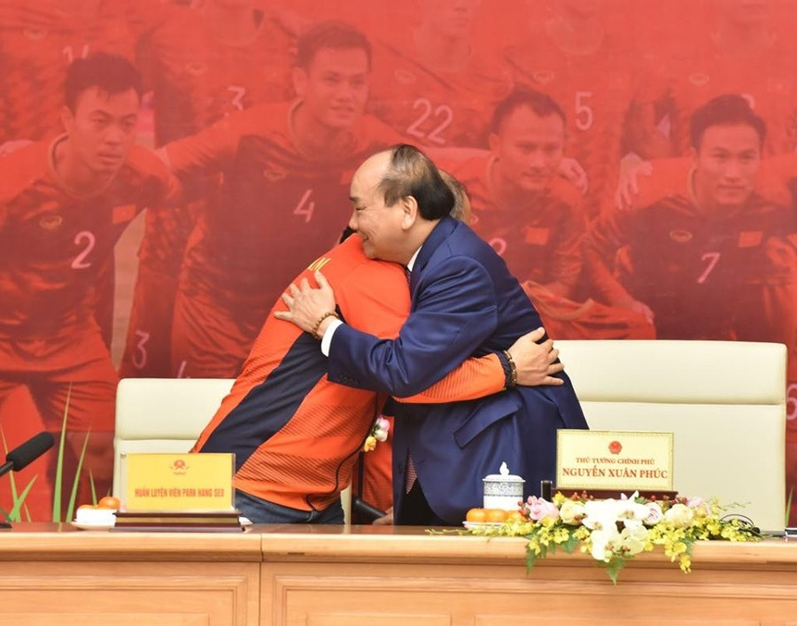 Thủ tướng dành nhiều tình cảm cho ông Park Hang-seo. Ảnh: Đ.H