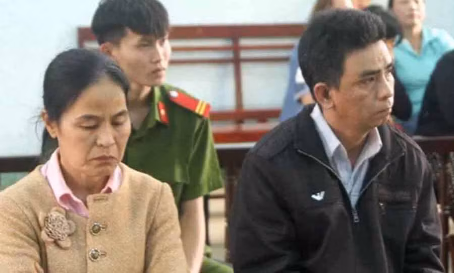 Các bị cáo Phước và Nhâm (bên phải) tại phiên tòa sơ thẩm. Ảnh: Hoàng Cư