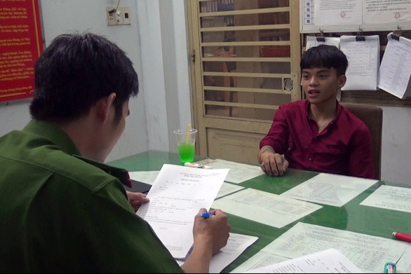 Công an lấy lời khai của đối tượng Nguyễn Linh Phúc - Ảnh: T.D.