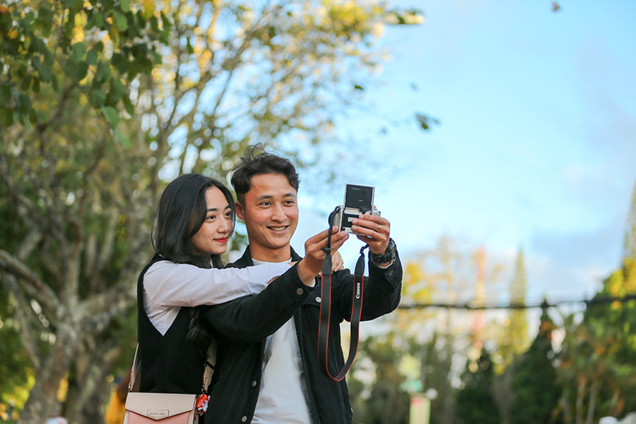 Đây cũng là thời điểm hoa ban trắng nở đẹp nhất, nên rất nhiều bạn trẻ tranh thủ tới đây để chụp ảnh cũng như “check – in” với loài hoa đặc trưng của vùng núi Tây Bắc