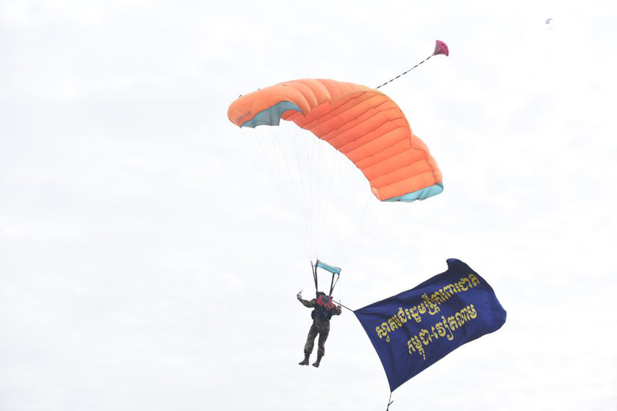  Đội nhảy dù trong buổi diễn tập - Ảnh: DUYÊN PHAN