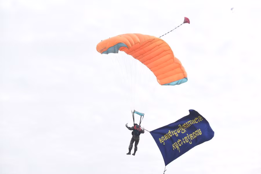  Đội nhảy dù trong buổi diễn tập - Ảnh: DUYÊN PHAN