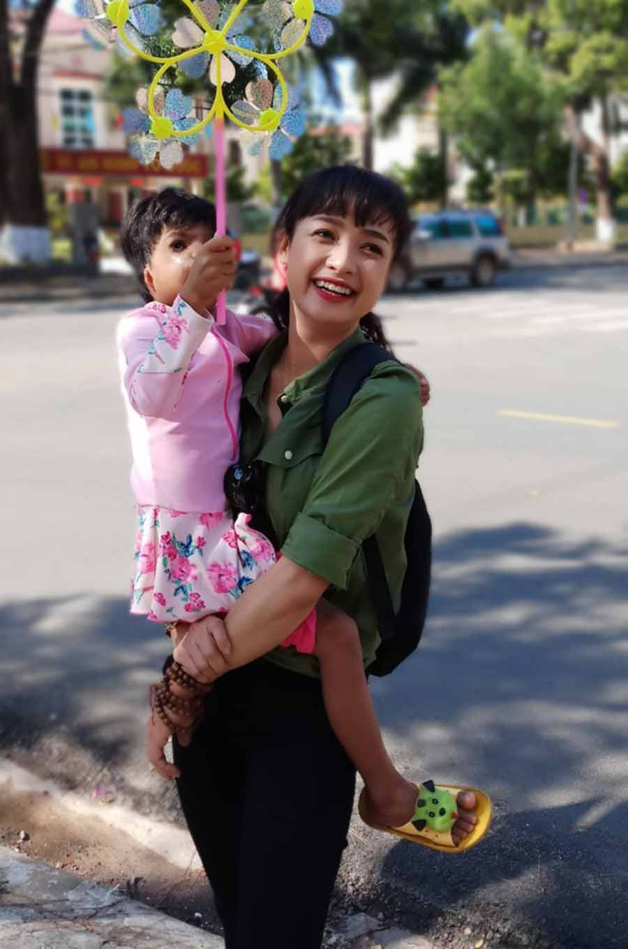 Lê Bê La và bé Siu H'Lê (làng Sơn, xã Ia Nan, huyện Đức Cơ) trong lần lên Gia Lai làm thiện nguyện. Ảnh: N.N  Lê Bê La và bé Siu HLê (làng Sơn, xã Ia Nan, huyện Đức Cơ) trong lần lên Gia Lai làm thiện nguyện. Ảnh: N.N