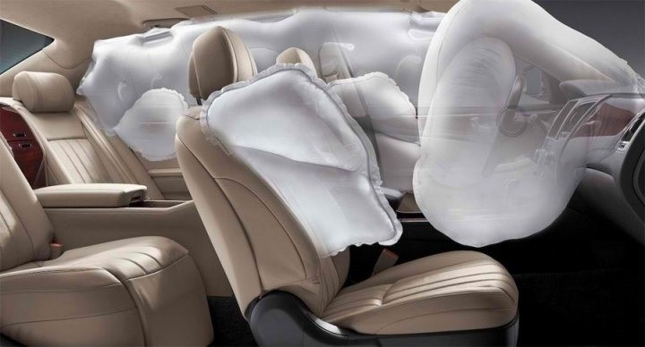 Túi khí sẽ không bung nếu tài xế không thắt dây an toàn. Ảnh ST. 