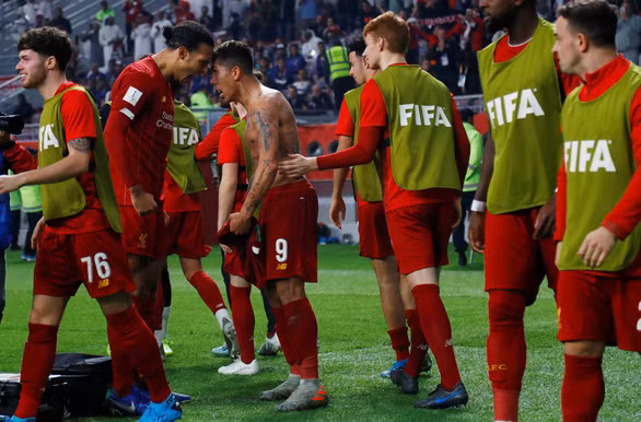 Firmino (9) chia vui cùng các đồng đội sau khi ghi bàn vào lưới Flamengo - Ảnh: REUTERS