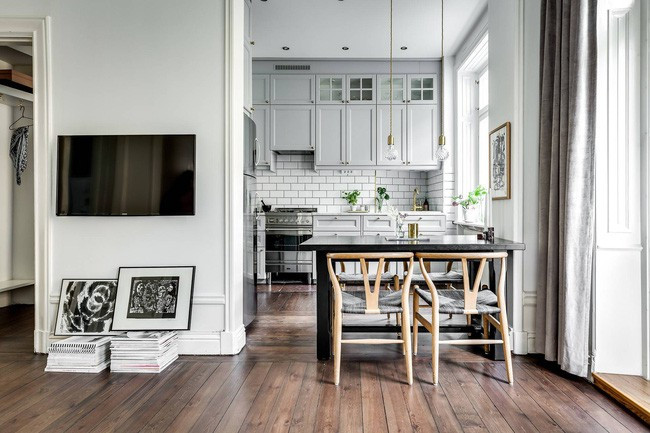 Mang lối kiến trúc tinh tế cùng những đồ nội thất có nét nhấn nhá lộng lẫy, đặc trưng, những căn hộ ở Nga về tổng thể chưa bao giờ khiến người ta phải thất vọng. Căn hộ đẹp khang trang với bàn ăn uống nối tiếp nhà bếp xinh xắn. Mang lối kiến trúc tinh tế cùng những đồ nội thất có nét nhấn nhá lộng lẫy, đặc trưng, những căn hộ ở Nga về tổng thể chưa bao giờ khiến người ta phải thất vọng. Căn hộ đẹp khang trang với bàn ăn uống nối tiếp nhà bếp xinh xắn.