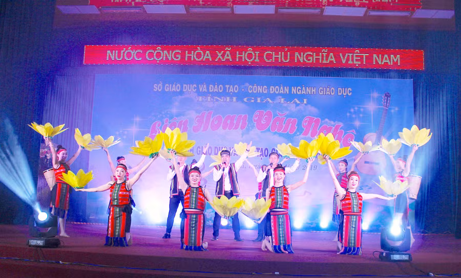 Tiết mục mở màn liên hoan của Phòng GD-ĐT TP. Pleiku. Ảnh: Hồng Thi