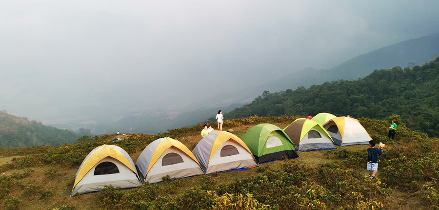  Nhiều gia đình còn lựa chọn nơi này để cắm trại tận hưởng không khí khoáng đạt vùng cao - Ảnh N.H