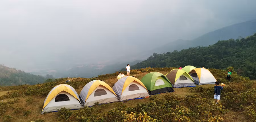  Nhiều gia đình còn lựa chọn nơi này để cắm trại tận hưởng không khí khoáng đạt vùng cao - Ảnh N.H