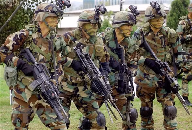 Binh sỹ thuộc Lực lượng Mỹ tại Hàn Quốc (USFK) làm nhiệm vụ tại căn cứ quân sự Yongsan, Seoul, Hàn Quốc, ngày 25/4/2003. (Nguồn: AFP/TTXVN)