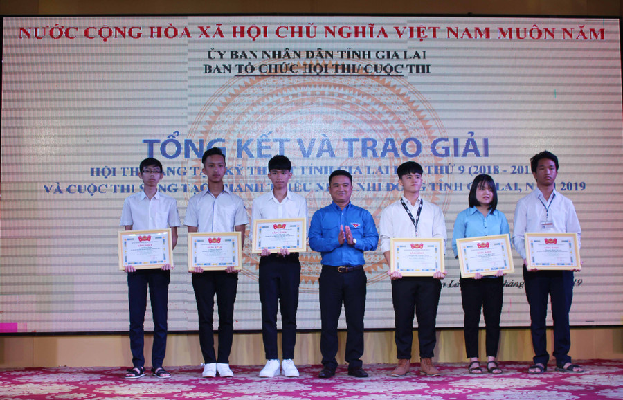 Ban Chấp hành Tỉnh Đoàn tặng bằng khen cho 7 cá nhân là các tác giả, thành viên thuộc nhóm tác giả đã đạt giải tại cuộc thi. Ảnh P.L. Ảnh Phan Lài 