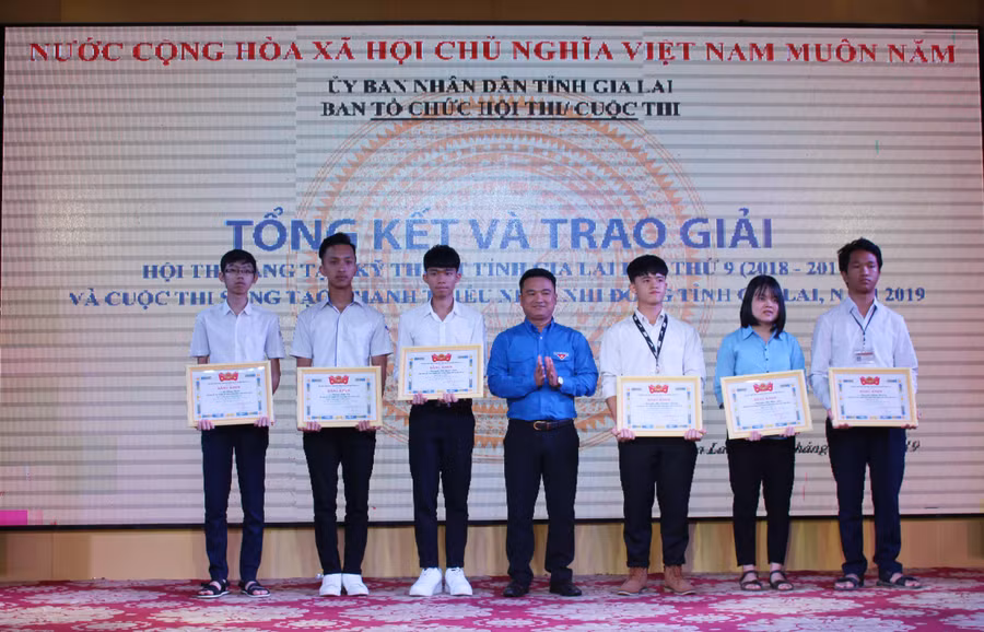 Ban Chấp hành Tỉnh Đoàn tặng bằng khen cho 7 cá nhân là các tác giả, thành viên thuộc nhóm tác giả đã đạt giải tại cuộc thi. Ảnh P.L. Ảnh Phan Lài 