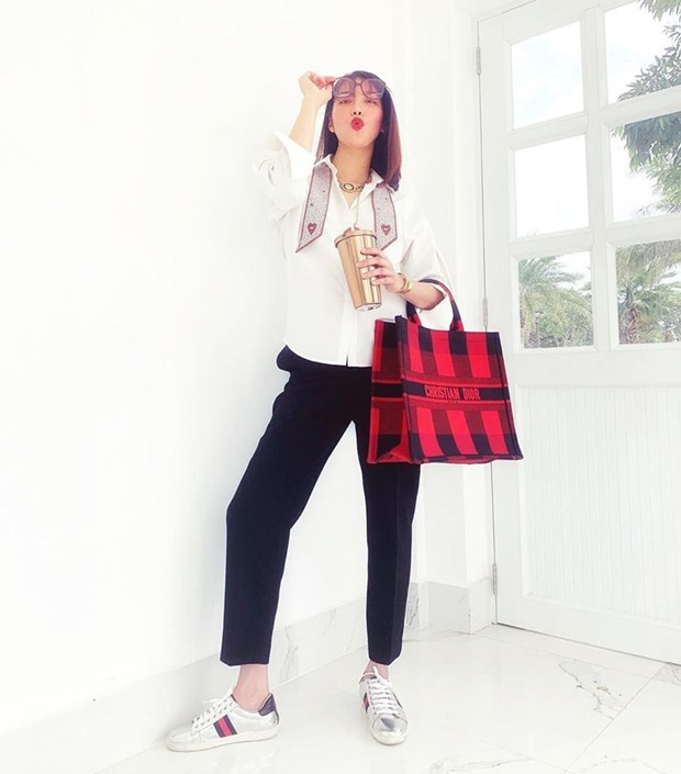  Lan Khuê khiến netizen thích thú khi sát ngày lâm bồn vẫn không hề lộ bụng. Nhờ mix sơ mi dáng rộng với quần ống lửng, cộng thêm chiếc túi Book Tote của Dior, người đẹp đã có màn ''giấu dáng'' một cách thuyết phục.