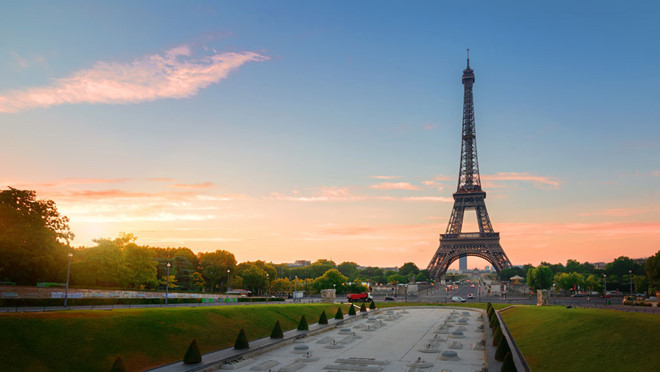Tháp Eiffel mang một vẻ đẹp lãng mạn khi về chiều Tháp Eiffel mang một vẻ đẹp lãng mạn khi về chiều