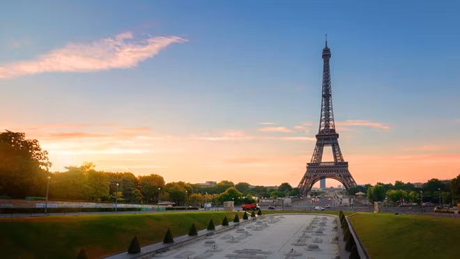Tháp Eiffel mang một vẻ đẹp lãng mạn khi về chiều