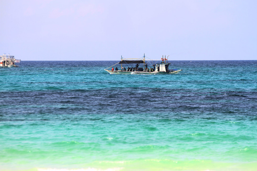  Khách du lịch lên tàu ra khơi lặn biển