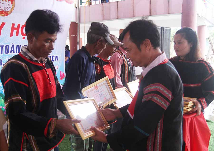 Những hộ dân được biểu dương, khen thưởng trong dịp này. Ảnh: V.N