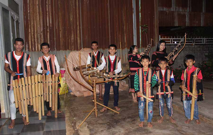 Một buổi tập luyện của đội hòa tấu nhạc cụ dân tộc làng Chuét 2 (phường Thắng Lợi, TP. Pleiku). Ảnh: T.B  Một buổi tập luyện của đội hòa tấu nhạc cụ dân tộc làng Chuét 2 (phường Thắng Lợi, TP. Pleiku). Ảnh: T.B