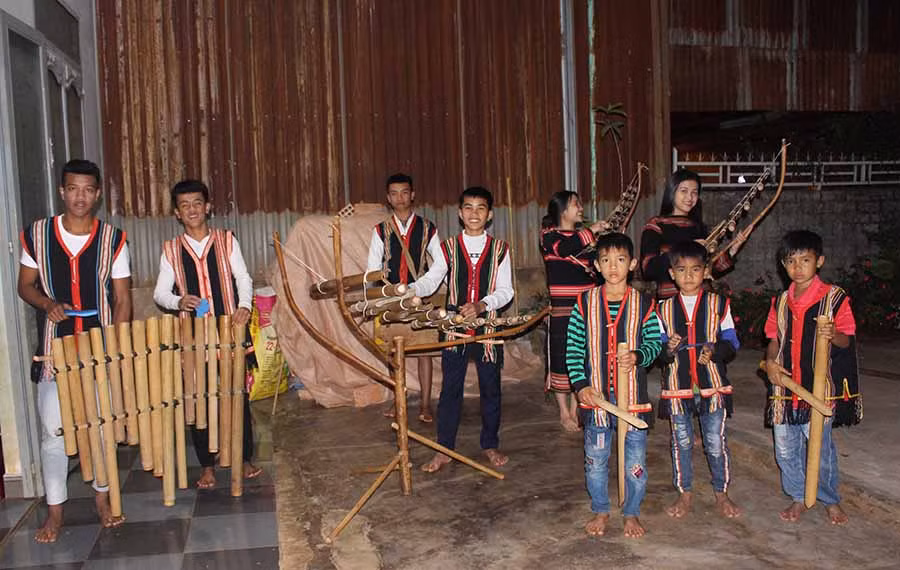  Một buổi tập luyện của đội hòa tấu nhạc cụ dân tộc làng Chuét 2 (phường Thắng Lợi, TP. Pleiku). Ảnh: T.B