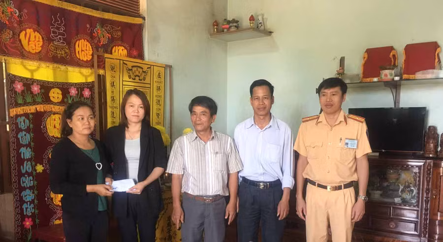 Lãnh đạo Ban An toàn giao thông huyện Chư Sê thăm hỏi, động viên gia đình nạn nhân tử vong do tai nạn giao thông. Ảnh: Anh Quân