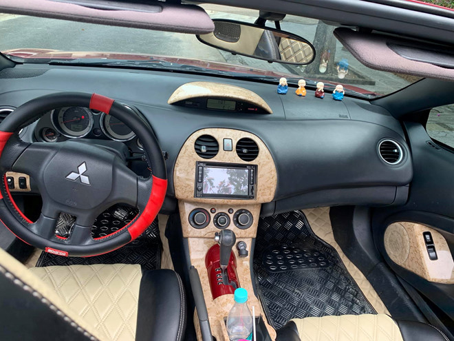 Nội thất Mitsubishi Eclipse GS đời 2008 được trang bị ở mức cơ bản Nội thất Mitsubishi Eclipse GS đời 2008 được trang bị ở mức cơ bản