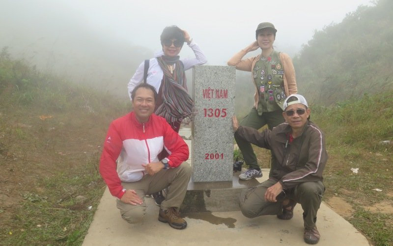 Mốc 1297 trên đỉnh núi.