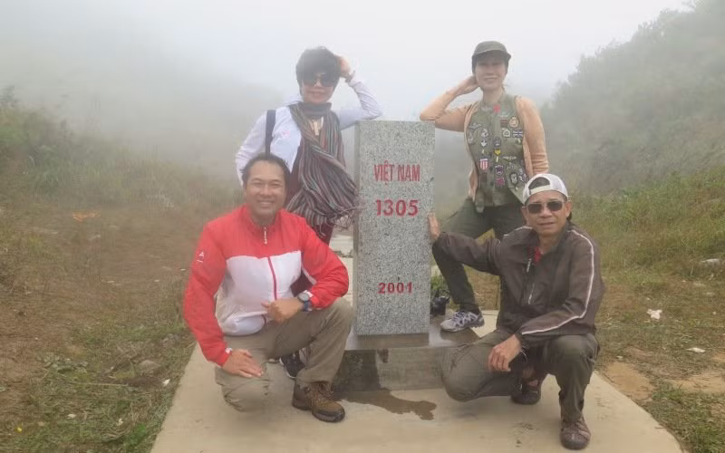 Mốc 1297 trên đỉnh núi.