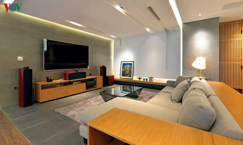 Phòng khách phía ngoài được tổ chức như một phòng giải trí - multimedia với tivi màn hình lớn, máy nghe nhạc; còn phòng khách phía trong sát cửa sổ được dùng như một nơi nghỉ ngơi, thư giãn, chuyện trò. Phòng khách phía ngoài được tổ chức như một phòng giải trí - multimedia với tivi màn hình lớn, máy nghe nhạc; còn phòng khách phía trong sát cửa sổ được dùng như một nơi nghỉ ngơi, thư giãn, chuyện trò.