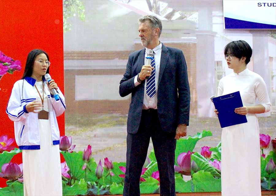  Nhiều học sinh đã tự tin giao tiếp với diễn giả David John Whitehead bằng tiếng Anh. Ảnh: M.T