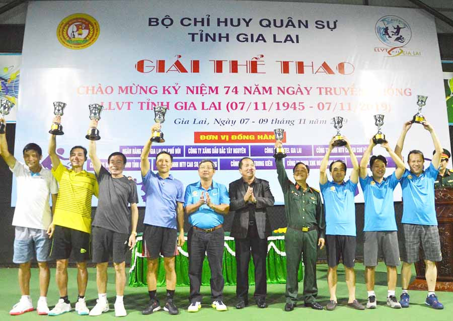 Các VĐV đoạt giải đôi nam lãnh đạo môn quần vợt. Ảnh: M.V