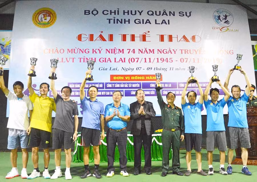 Các VĐV đoạt giải đôi nam lãnh đạo môn quần vợt. Ảnh: M.V