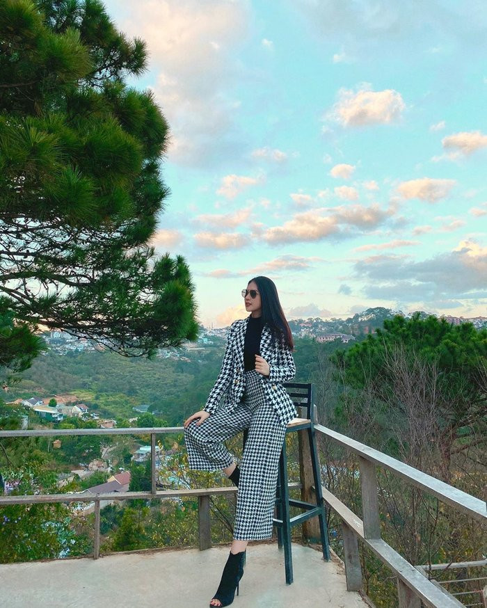  Siêu mẫu Quỳnh Hoa tiếp tục chứng tỏ đẳng cấp thời trang khi chọn cả cây trang phục theo họa tiết răng sói khi xuống phố.