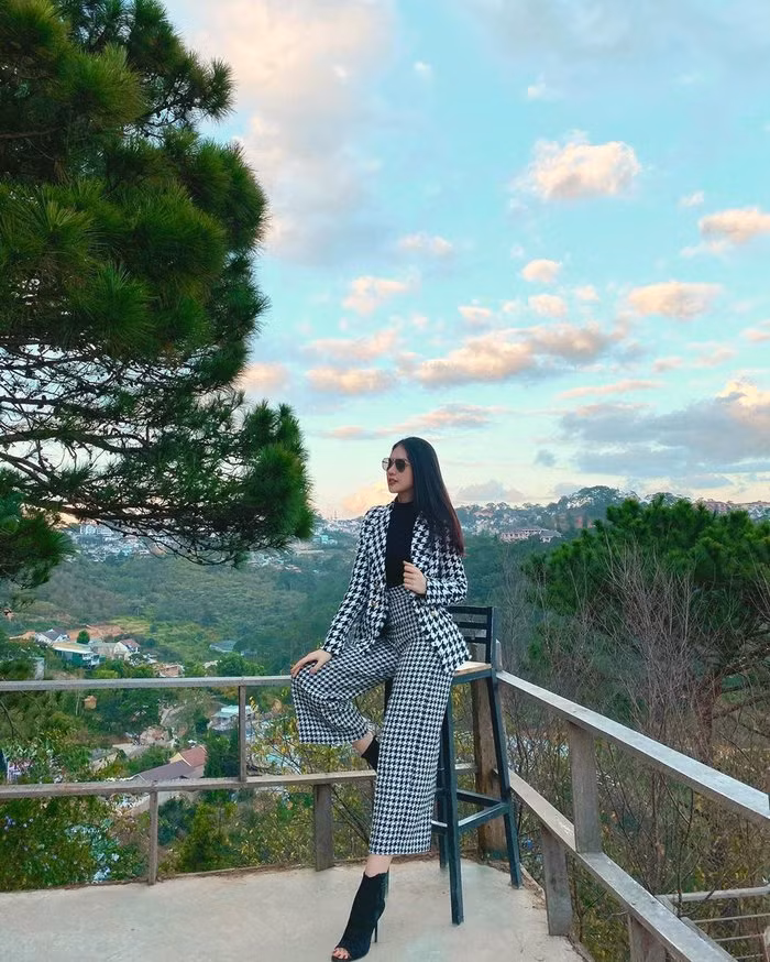  Siêu mẫu Quỳnh Hoa tiếp tục chứng tỏ đẳng cấp thời trang khi chọn cả cây trang phục theo họa tiết răng sói khi xuống phố.