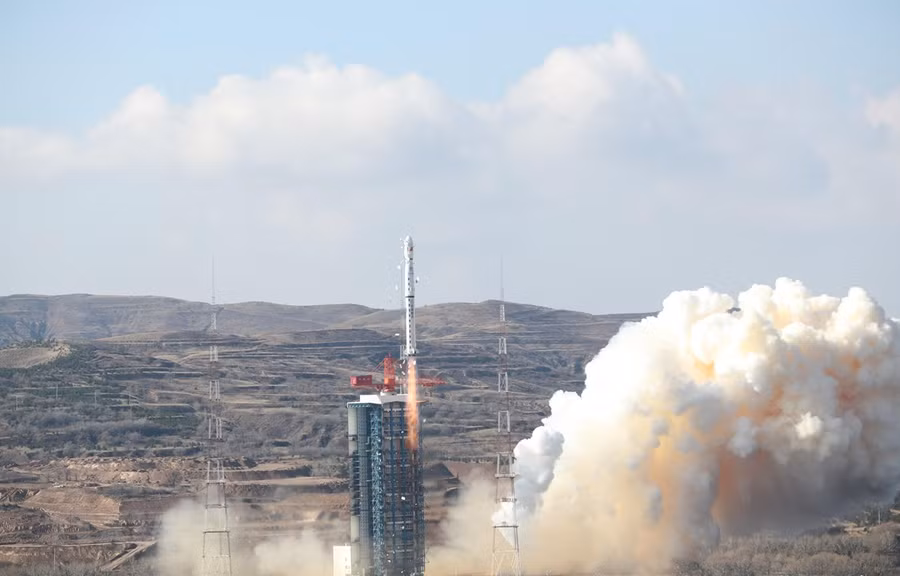  Tên lửa đẩy Trường Chinh-4B mang theo vệ tinh Cao Phân-7 rời bệ phóng tại Trung tâm phóng vệ tinh Thái Nguyên, tỉnh Sơn Tây, miền bắc Trung Quốc, ngày 3/11. (Ảnh: THX/TTXVN)