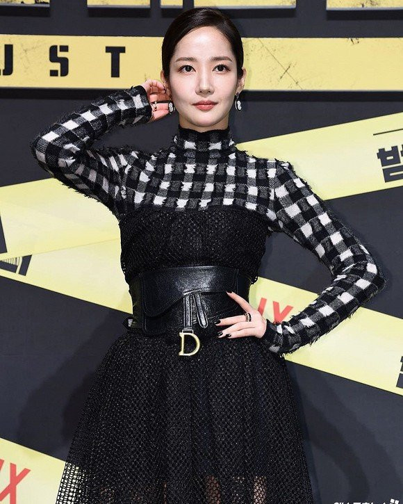 Ngay cả tại sự kiện gần nhất, xuất hiện trên sân khấu trong trang phục đầm thiết kế đặc biệt với phần trên là họa tiết ca rô, phần dưới là chất liệu xuyên thấu, Park Min Young trở thành tâm điểm của mọi ánh nhìn.