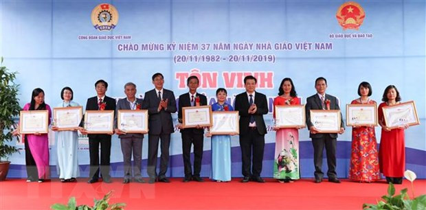 Trao Bằng khen của Bộ Giáo dục và Đào tạo cho các nhà giáo tiêu biểu của năm 2019. (Ảnh: Thanh Tùng/TTXVN)