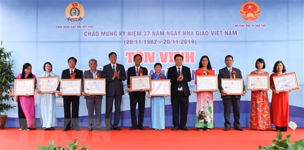 Trao Bằng khen của Bộ Giáo dục và Đào tạo cho các nhà giáo tiêu biểu của năm 2019. (Ảnh: Thanh Tùng/TTXVN)
