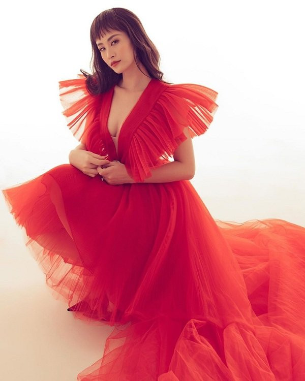  Không nằm ngoài xu hướng, mới đây Đông Nhi cũng chọn bộ đầm hot hit này trong bộ ảnh thời trang của mình