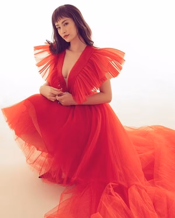  Không nằm ngoài xu hướng, mới đây Đông Nhi cũng chọn bộ đầm hot hit này trong bộ ảnh thời trang của mình