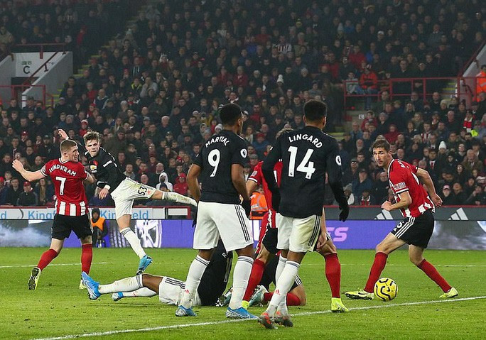 Brandon Williams rút ngắn tỉ số cho Man United