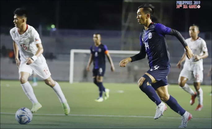 Chủ nhà Philippines bị cầm hòa trong ngày ra quân