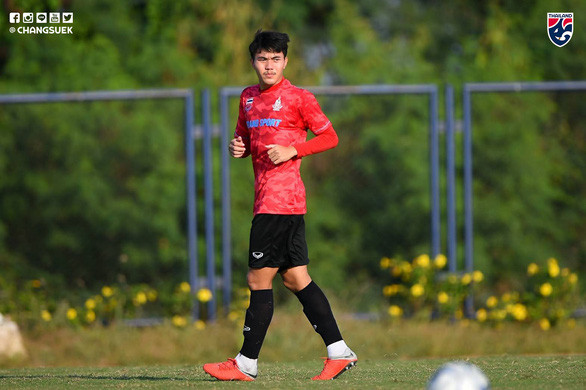 Hậu vệ phải Peerawat Akkatam - Ảnh: CHANGSUEK
