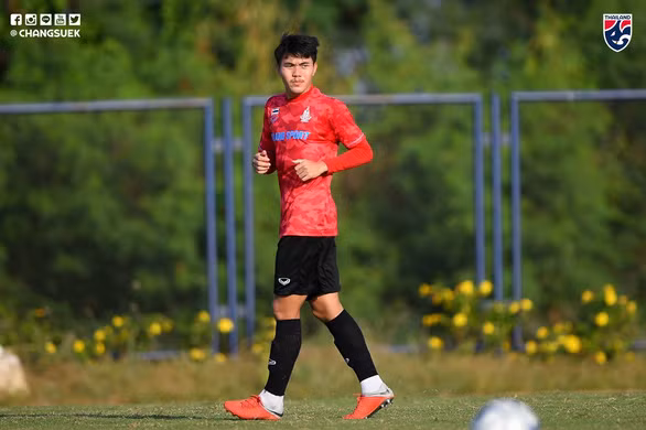 Hậu vệ phải Peerawat Akkatam - Ảnh: CHANGSUEK