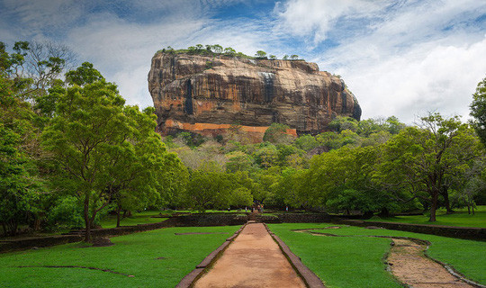 Khu phức hợp pháo đài gồm một cung điện đổ nát với những công trình lớn, khu vườn, ao hồ, lối đi và đài phun nước bao quanh. Vùng đất này đã tách biệt với thế giới bên ngoài hàng nghìn năm. Ảnh: Serendib Leisure. Khu phức hợp pháo đài gồm một cung điện đổ nát với những công trình lớn, khu vườn, ao hồ, lối đi và đài phun nước bao quanh. Vùng đất này đã tách biệt với thế giới bên ngoài hàng nghìn năm. Ảnh: Serendib Leisure.