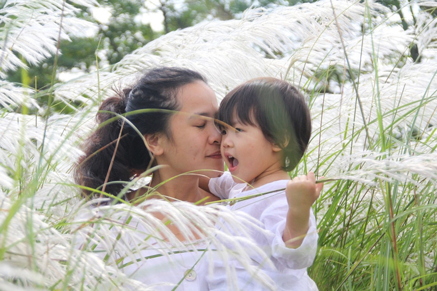  Nhiều người tìm đến đây để được thả hồn mình vào không cảnh thơ mộng với những vạt cỏ lau trắng xóa cả một vùng trời. Ảnh: Mạnh Cường