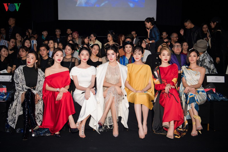 Dàn người đẹp góp mặt trong đêm diễn bế mạc tuần lễ thời trang Quốc tế Việt Nam Thu-Đông 2019.