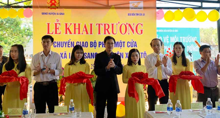  Các đại biểu cắt băng khai trương bộ phận một cửa tại Bưu điện văn hóa xã Ia Tô. Ảnh: Phương Linh