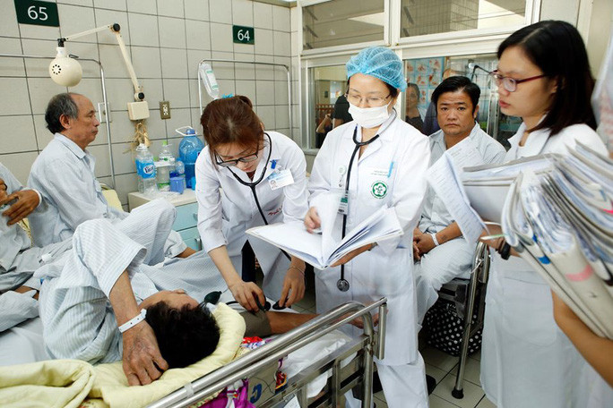 Theo dõi đường huyết chặt chẽ khi bị ốm, sốt Theo dõi đường huyết chặt chẽ khi bị ốm, sốt